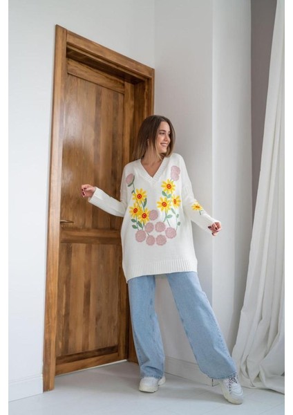 Munn Collection Beyaz Çiçek Nakışlı Kazak