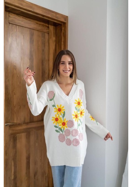 Munn Collection Beyaz Çiçek Nakışlı Kazak