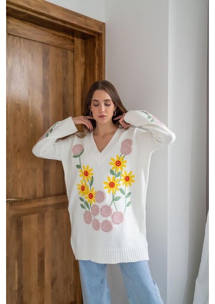 Munn Collection Beyaz Çiçek Nakışlı Kazak