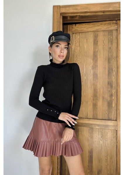 Siyah Boğazlı ve Örgülü Triko Kazak