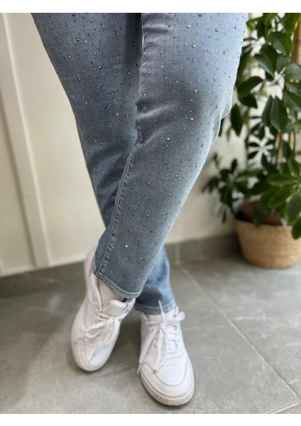 Mom Jeans Damla Taş Işlemeli Kot Pantolon Açık Mavi 0291