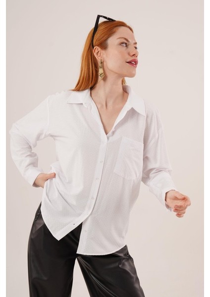 Desenli Tek Cepli Klasik Kesim Düğmeli Beyaz Gömlek fırsatları