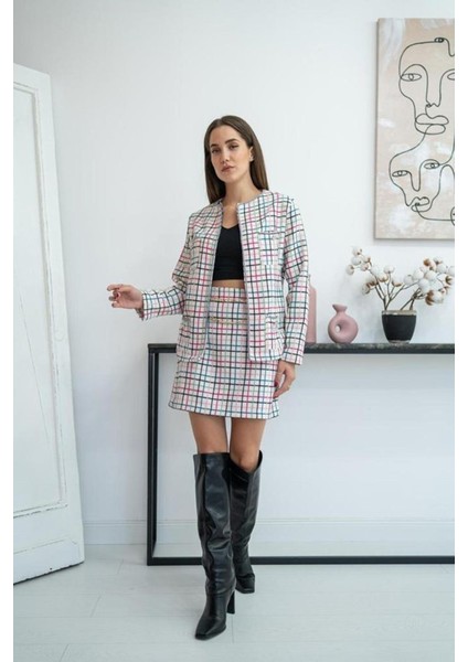 Beyaz Önü Açık Ceket ve Eteği Zincirli Takım