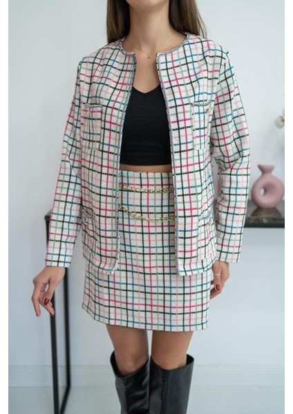 Beyaz Önü Açık Ceket ve Eteği Zincirli Takım modelleri