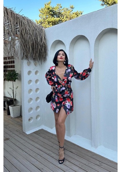 Kırmızı Kuşaklı Saten Elbise