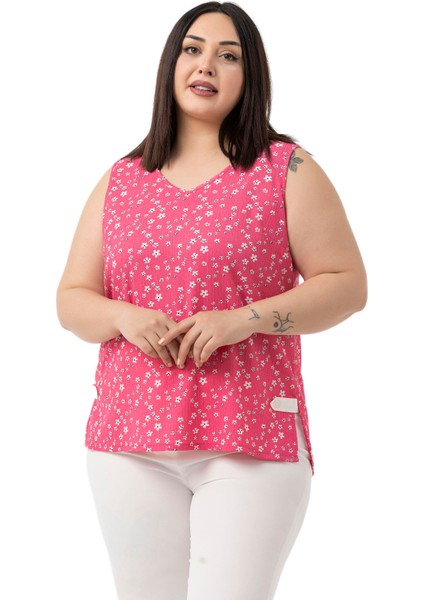 Büyük Beden Çiçek Desenli V Yaka Yanlarda Yırtmaç Detaylı Kolsuz Fuşya Bluz