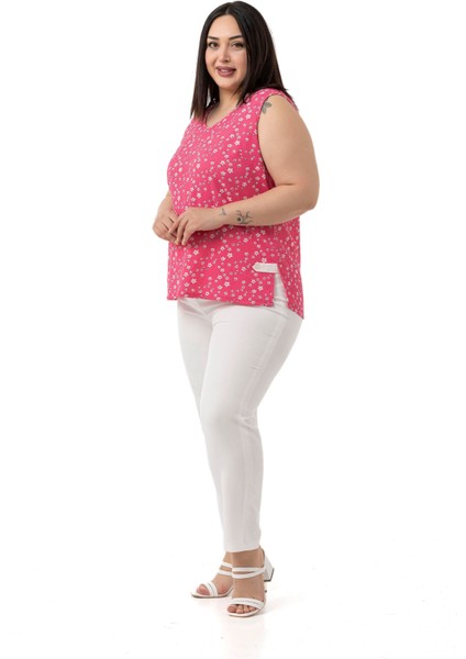 Büyük Beden Çiçek Desenli V Yaka Yanlarda Yırtmaç Detaylı Kolsuz Fuşya Bluz fiyatları