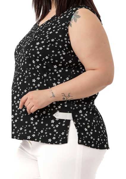 Büyük Beden Çiçek Desenli V Yaka Yanlarda Yırtmaç Detaylı Kolsuz Siyah Bluz indirimleri