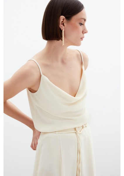 Degaje Yaka Dökümlü Bluz - Krem