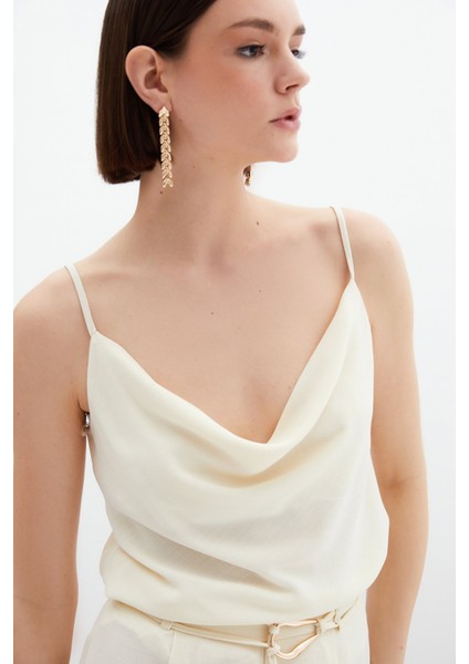 Degaje Yaka Dökümlü Bluz - Krem fırsatları