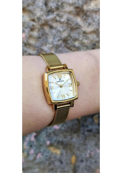 DKE.1.10844-2 Kare Kadran Hasır Kordon Metal Kasa 3 Atm Suya Dayanıklı Altın Renk Kadın Kol Saati