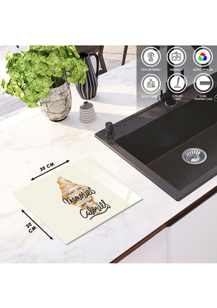 Cam Kesme Tahtası Kruvasanlı Krem Arka Planlı Yazılı