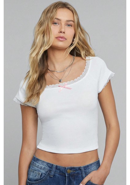 Kadın Beyaz Göğsü ve Kolları Dantelli Fiyonklu Kısa Kol Crop Top Bluz modelleri