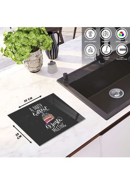 Cam Kesme Tahtası Siyah Arka Planlı Pasta Dilimli Yazılı