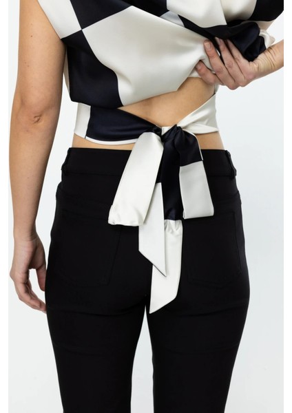Arka Kısmı Bağlamalı Kareli Crop Bluz Siyah 03104 modelleri
