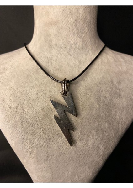 Gümüş Kaplama Şimşek Kolye – Güç ve Enerjinin Sembolü Unisex
