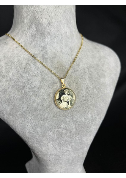 Eski Kadın Figürlü Çelik Kolye modelleri