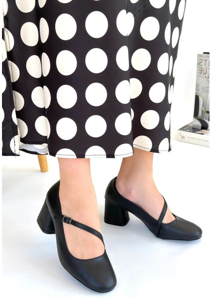 Kier Siyah Cilt 7 cm Topuklu Çapraz Şerit Detaylı Oval Burunlu Kadın Ayakkabı