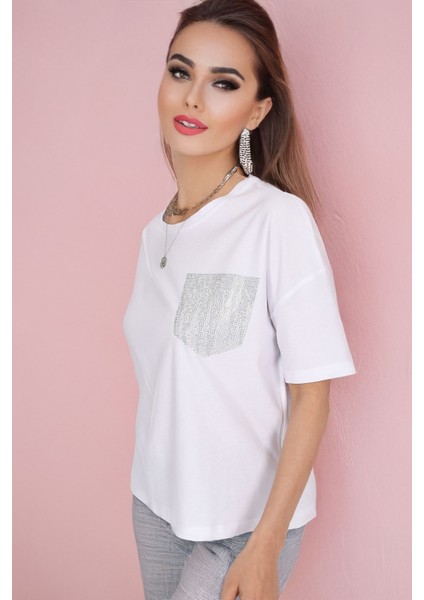 Taş Cepli Basic Beyaz T-Shirt – Sadelikte Işıltı Saklı