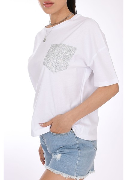 Taş Cepli Basic Beyaz T-Shirt – Sadelikte Işıltı Saklı