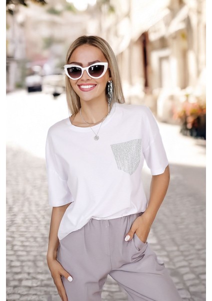 Taş Cepli Basic Beyaz T-Shirt – Sadelikte Işıltı Saklı