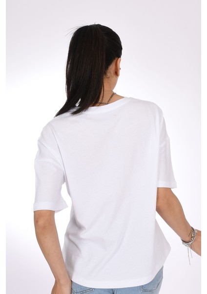 Taş Cepli Basic Beyaz T-Shirt – Sadelikte Işıltı Saklı