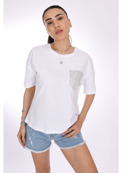 Taş Cepli Basic Beyaz T-Shirt – Sadelikte Işıltı Saklı