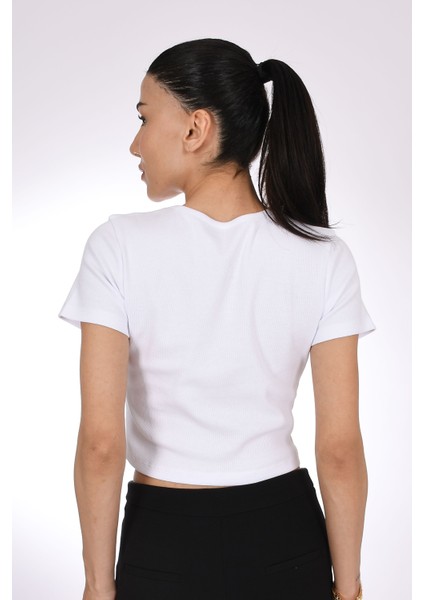Beyaz Taş Detaylı Fit Crop T-Shirt – Işıltıyla Şıklığı Yansıt