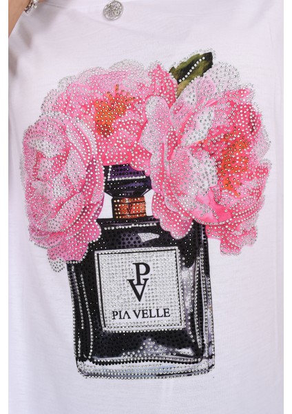 Parfüm Şişesi ve Çiçek Desenli Oversize T-Shirt – Feminen Şıklığın Imzası