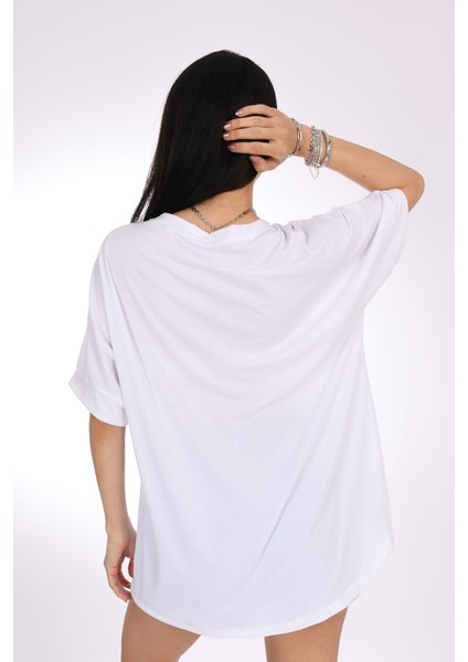 Parfüm Şişesi ve Çiçek Desenli Oversize T-Shirt – Feminen Şıklığın Imzası