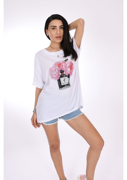 Parfüm Şişesi ve Çiçek Desenli Oversize T-Shirt – Feminen Şıklığın Imzası