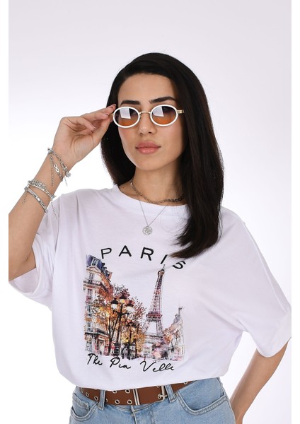 Paris Sokakları Oversize Beyaz T-Shirt – Şehir Işıltısını Üzerinde Taşı