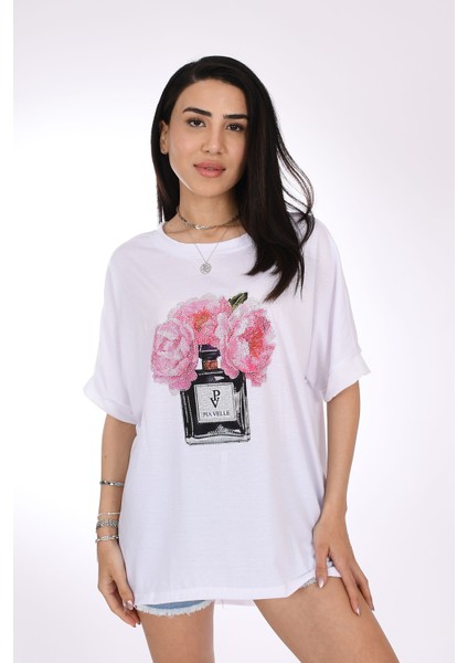 Parfüm Şişesi ve Çiçek Desenli Oversize T-Shirt – Feminen Şıklığın Imzası