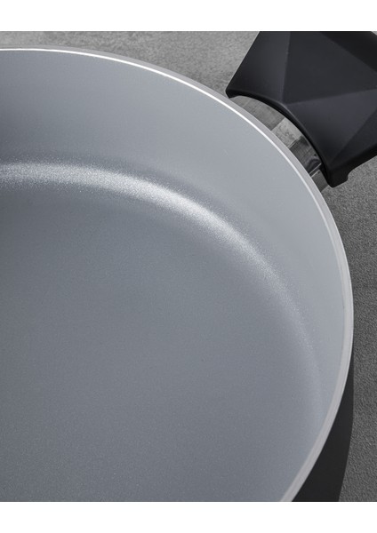 Prego Cerawell Kapaklı Sahan 20 cm Siyah fırsatları