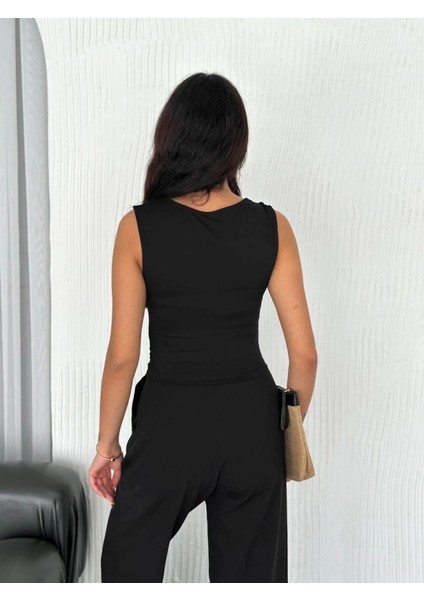 Osy Modal Yumuşak Dokulu Kumaş Bisiklet Yaka Sıfır Kol Bluz Omuz Toka Aksesuar Detaylı - Siyah
