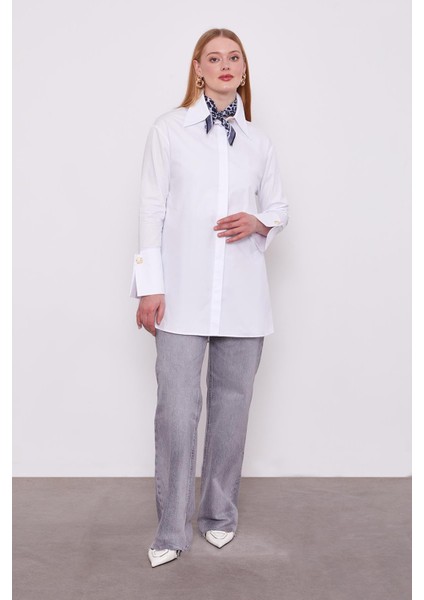 Beyaz Broş Düğme Detaylı Gömlek