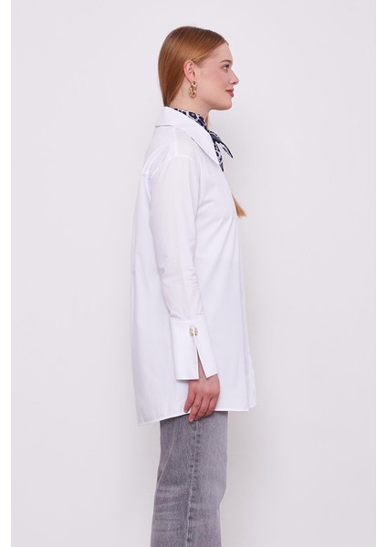 Beyaz Broş Düğme Detaylı Gömlek fiyatları