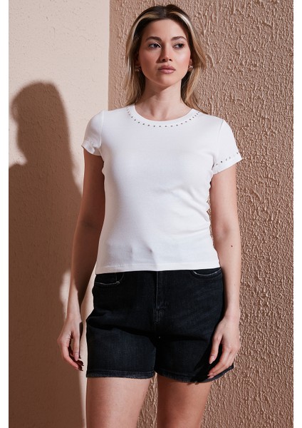 % 100 Pamuk Slim Fit Zımba Detaylı T Shirt Bayan T Shirt 25Y0523K1