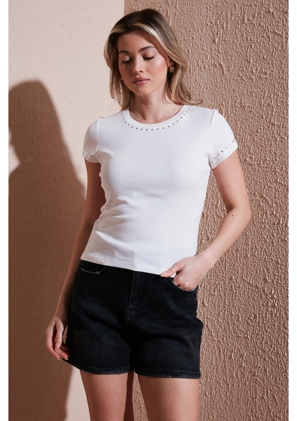 % 100 Pamuk Slim Fit Zımba Detaylı T Shirt Bayan T Shirt 25Y0523K1 modelleri