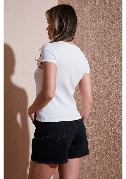 % 100 Pamuk Slim Fit Zımba Detaylı T Shirt Bayan T Shirt 25Y0523K1 fırsatları