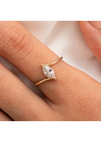 Gümüş Yüzük - 0.60Karat Mekik Swarovski Taşlı Pırlanta Montörü 925 Ayar Gümüş Evlilik Teklifi Yüzüğü