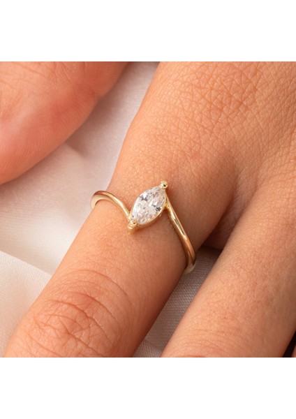 Gümüş Yüzük - 0.60Karat Mekik Swarovski Taşlı Pırlanta Montörü 925 Ayar Gümüş Evlilik Teklifi Yüzüğü