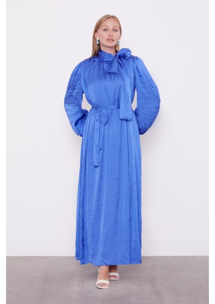 Saks Kuşak Detaylı Saten Kraş Elbise