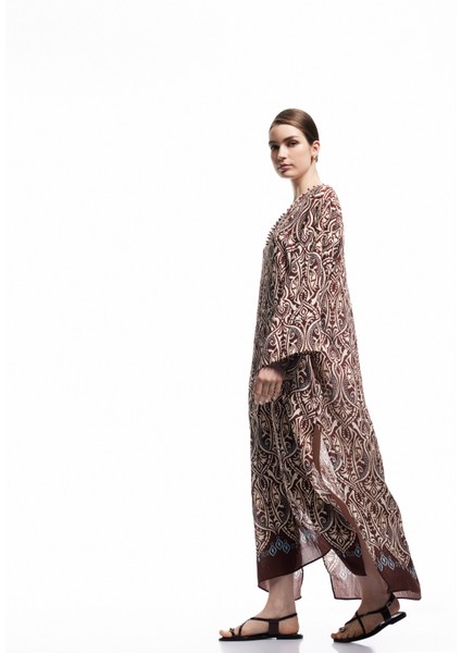 x Melis Ağazat - Yırtmaç Detaylı Etnik Desenli Uzun Geniş Kollu V Yaka Kimono Elbise