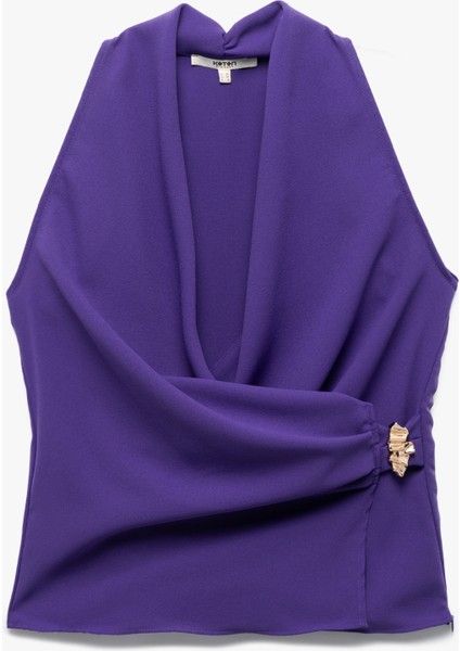 Krep Kumaş Aksesuar Detaylı Kruvaze Kolsuz Bluz