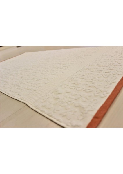 70x140 Krem Jakarlı Çiçek Desenli Bordürlü Banyo Havlusu
