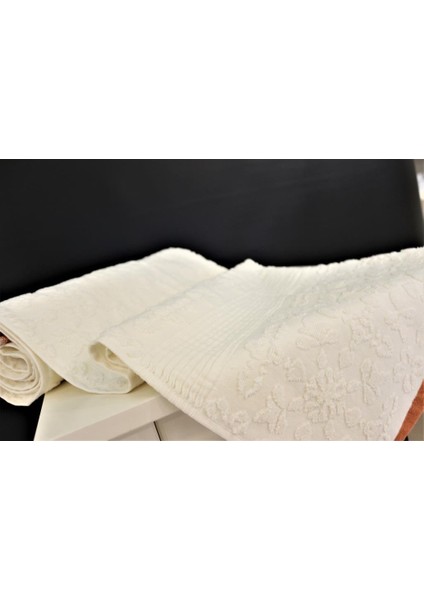 70x140 Krem Jakarlı Çiçek Desenli Bordürlü Banyo Havlusu fırsatları