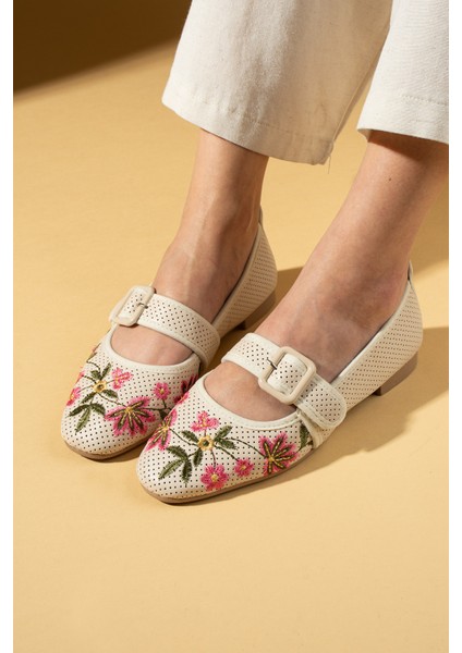 Lazer Kesim Çiçek Desenli Kalın Tokalı Kadın Babet 69-012-25