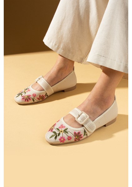 Lazer Kesim Çiçek Desenli Kalın Tokalı Kadın Babet 69-012-25 fiyatları