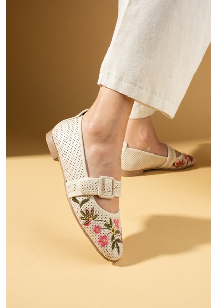 Lazer Kesim Çiçek Desenli Kalın Tokalı Kadın Babet 69-012-25 modelleri